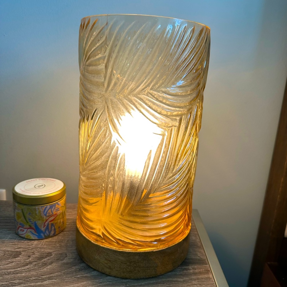 TOMMY BAHAMA lamp with light lulb